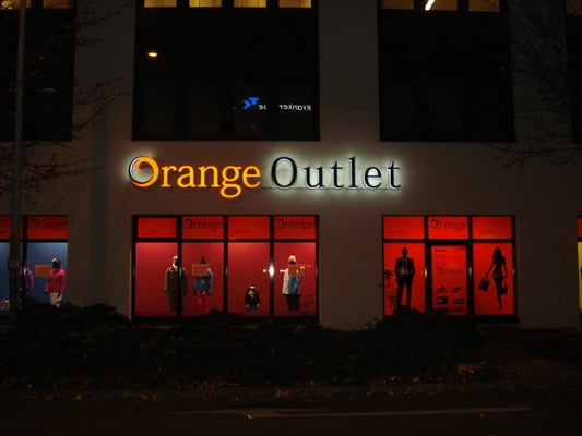 Einzelbuchstaben im Profil 8 - hier als Front-/Seitenleuchter (Orange Outlet, Regensburg)