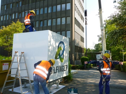 Bilfinger, Velbert | Der neue Leuchtwürfel wird zur Montage vorbereitet