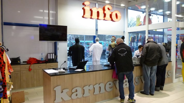 karnevalswierts, Frankfurt | Schriftzug "info" im Profil 5 mit Ketten von Decke abgehängt - TV Halterung für Deckenmontage aus Edelstahl - Schriftzug "karnevalswierts" aus 3 mm Silber-Dibond mit Abstandshaltern