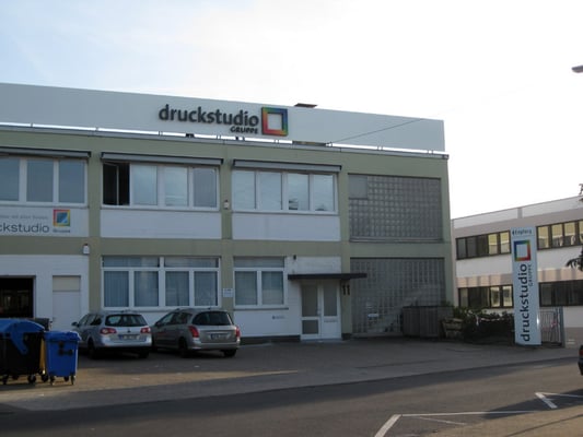 Druckstudio Gruppe, Düsseldorf | Einzelbuchstaben im Profil 3 und Logo im Profil 5 mit LED-Ausleuchtung