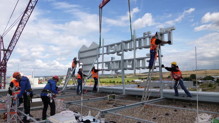 Thüringer Energie, Erfurt | Einzelbuchstabenschriftzug im Profil 4 und Logo aus Einzelsegmenten im Profil 8. Fronten mittels UV-Digitaldruck kaschiert. Die Ausleuchtung erfolgt mittels Hochleistungs-LED-Technik.