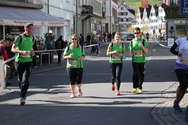 Martä, Daniela, Ramona und Luca gänd Gas