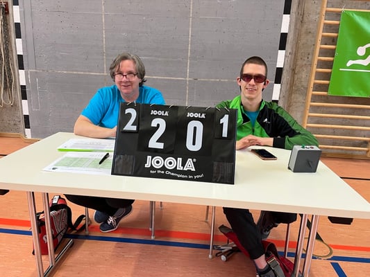 Lisbeth und Luca am Tisch