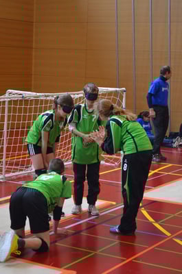 Das U14-Team TB Glarus 11 Wiggis beim Timeout