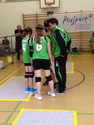 Das Damenteam mit den beiden Coaches Mikkel und Noah