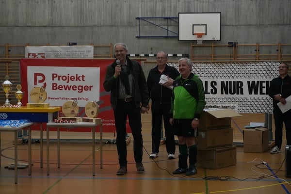 Fritz moderiert die Siegerehrung mit