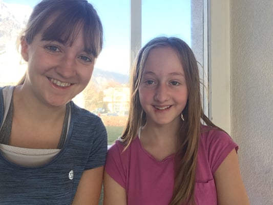 Ramona und Magdalena auf der Spielerbank