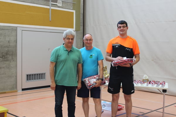 Die frisch gebackenen Schiris mit STBV-Präsident Pietro Londino