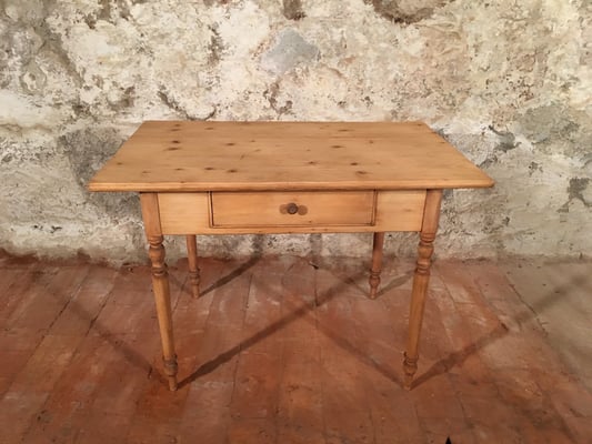 Tannenholztisch mit Schublade. 110 x 70cm H: 78.5cm