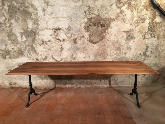 Nussbaum-Beizentisch 263 x 89, H: 75.5cm