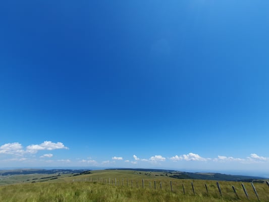 un panorama à couper le soufle sur l'Aubrac rando balade 