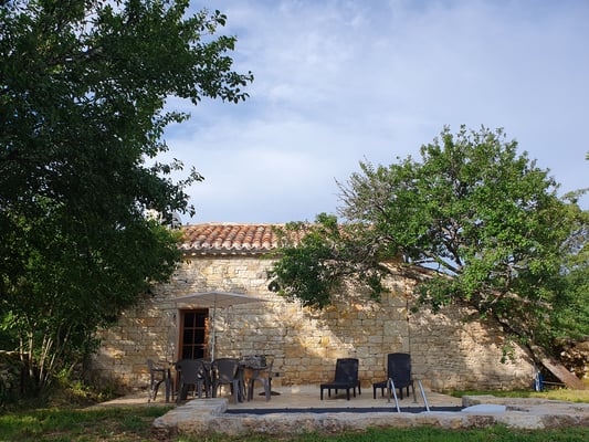 la terrasse et la piscine du gite gite Lot Quercy Occitanie 