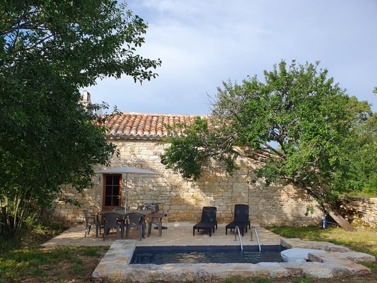 terrasse et piscine accessible depuis le gite gite Lot Quercy Occitanie 