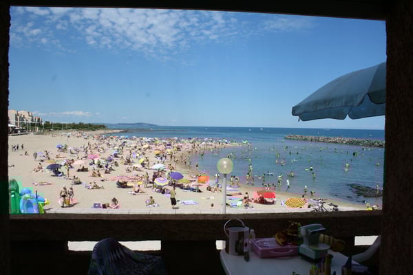 la plage du Môle au Cap d'Agde vue depuis le gite la maison du Cap d'Agde  en saison 
