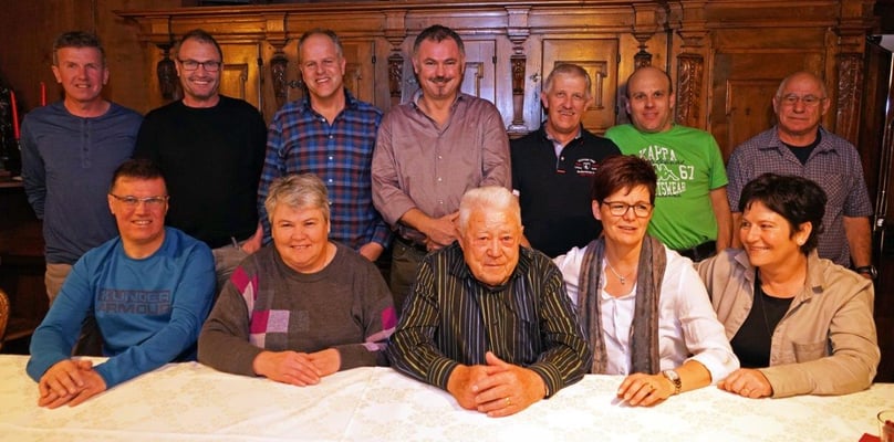 hinten v.l.n.r. Toni Gisler, Roli Aschwanden, Daniel Baumann, Sepp Schilter, Christoph Arnold, Ueli Gisler und Peter Herger, vorne v.l.n.r Lothar Imhof, Vreni Gisler, Walti Gisler, Karin Imhof und Annemarie Imhof.