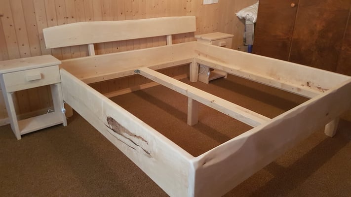 Rustikales Birkenbett mit Nachttischchen