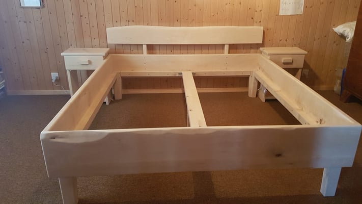 Rustikales Birkenbett mit Nachttischchen