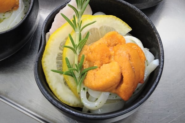 鮃と山陰白イカと北海道生ウニのマリネ