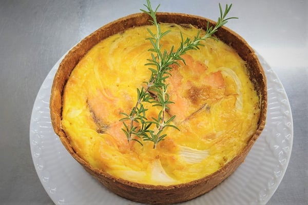 スモークサーモンとオニオンのキッシュ