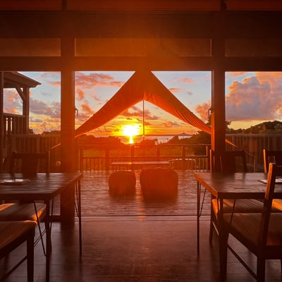 部屋の中まで赤い光がさします