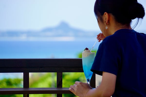 伊江島と海を望む展望塔： 記念撮影やおやつタイムなど、ご自由にお楽しみください。
