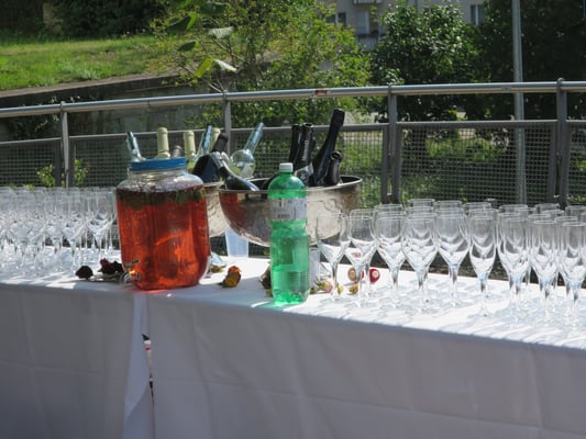 Die Rosenwasserbowle ist parat