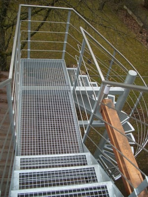 metallisch 19 Brücke mit Geländer