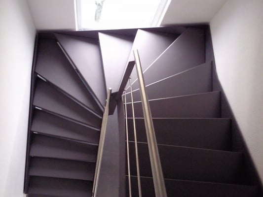metallisch 48 Wangen Treppe mit Stahl Stufen