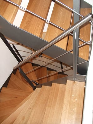 metallisch 26 - Wangentreppe mit Eichen Holz Stufen
