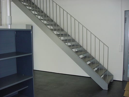 metallisch 40 Wangentreppe Riffelstahl Blech Stufen