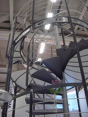 metallisch 29 Spindeltreppe mit Stein Stufen