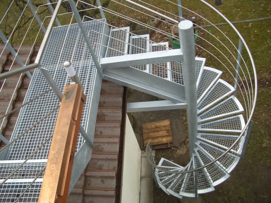 metallisch 18 Wendel - Spindeltreppe mit Brücke
