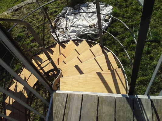 metallisch 3 - Treppe, Wangentreppe, Holzstufen Tritte