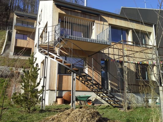 metallisch 2 - Treppe, Wangentreppe, Holzstufen Tritte