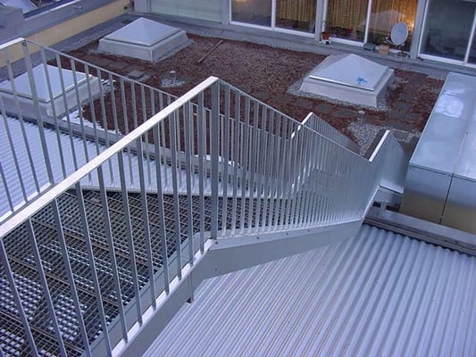 metallisch 16 Fluchttreppe Wangentreppe mit Gitterrost Stufen