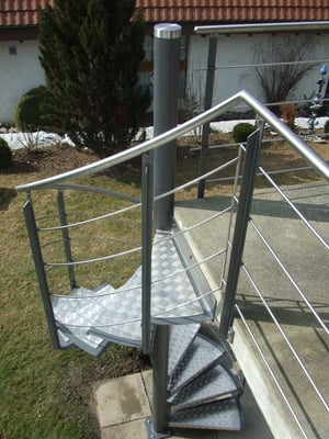 metallisch 33 Treppe mit Geländer