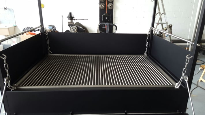 metallisch 2 Grill mit Windschutz