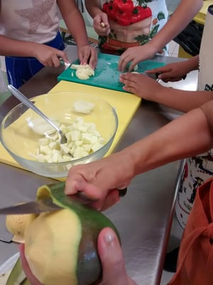 Haciendo la macedonia de frutas