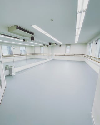 安全で踊りやすい、リノリウム床