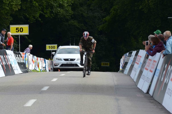 Der Sieger alleine auf weiter Flur.....