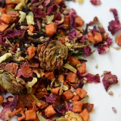 ローズと苺のバラ色ハーブティー