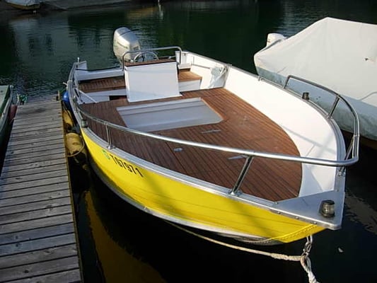 Klassischer Teakausbau in einem offenen Motorbooot