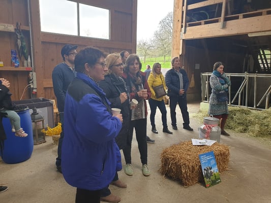 Interessierte Zuhörer bei der Führung