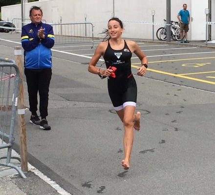 10.8.2019 - Flavia nach dem Schwimmen - genau beobachtet von Brett Sutton