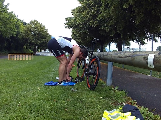 Marc Ruhe als Erster in der Wechselzone zum Laufen