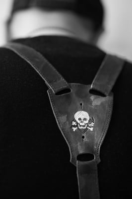 Close-up van de overall van James Chiew Art in zijn atelier in Rotterdam door Jordy Leenders.