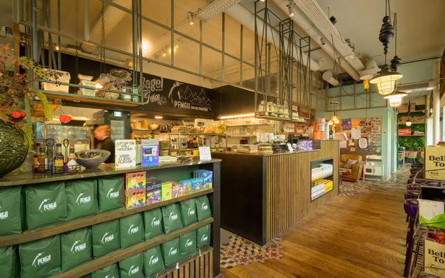 Sfeerbeeld in groothoek van interieur in restaurant Bagel & Juice door Jordy Leenders van Axis Studio.