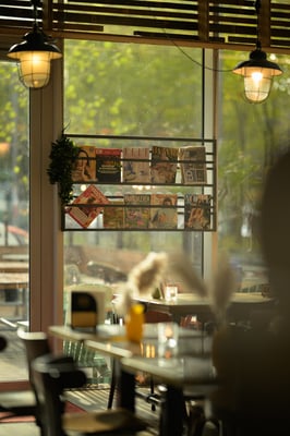 Sfeerbeeld van tijdschriftrek in restaurant Bagel & Juice door Jordy Leenders van Axis Studio.