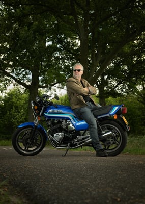 Portret van persoon op zijn Honda CB750F door Jordy Leenders van Axis Studio.