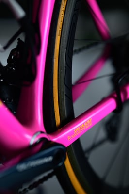 Close-up foto van S-Works racefiets in Acid Pink door Jordy Leenders uit Eindhoven.
